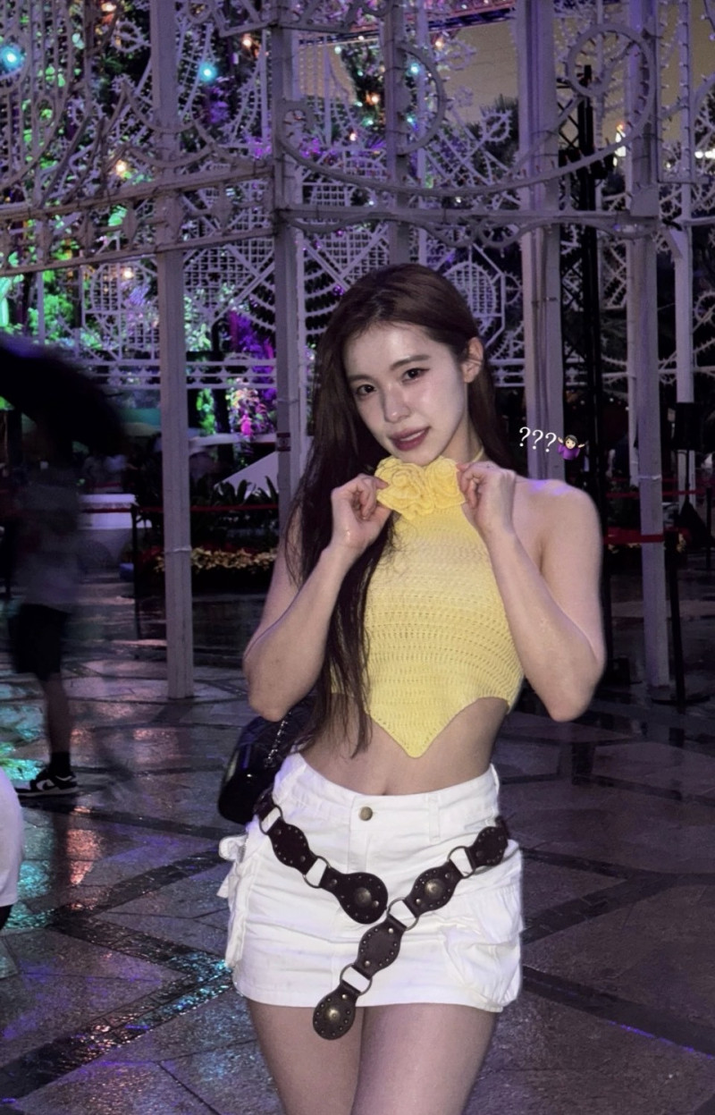 李多慧稍早曬出美照留下「？？？」與聳肩表情符號，相當耐人尋味。（翻攝自IG）