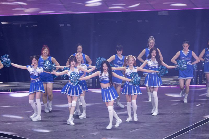 IVE在金唱片化身啦啦隊。（讀者提供）