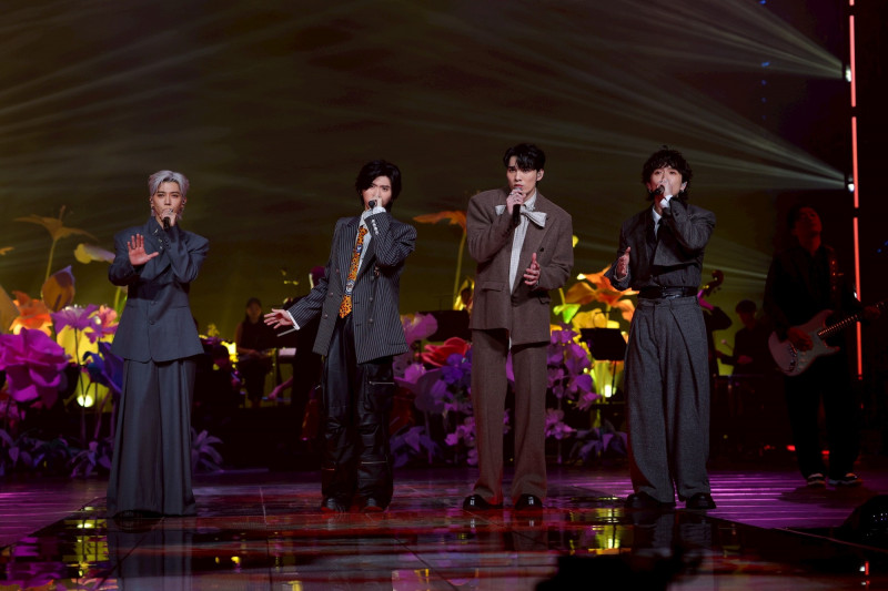 畢書盡、黃霆睿、邱鋒澤、黃偉晉合體演出《2026 WE ARE 我們的除夕夜》「島嶼四季交響」單元，四人以四季為主題深情合唱。（文總提供）