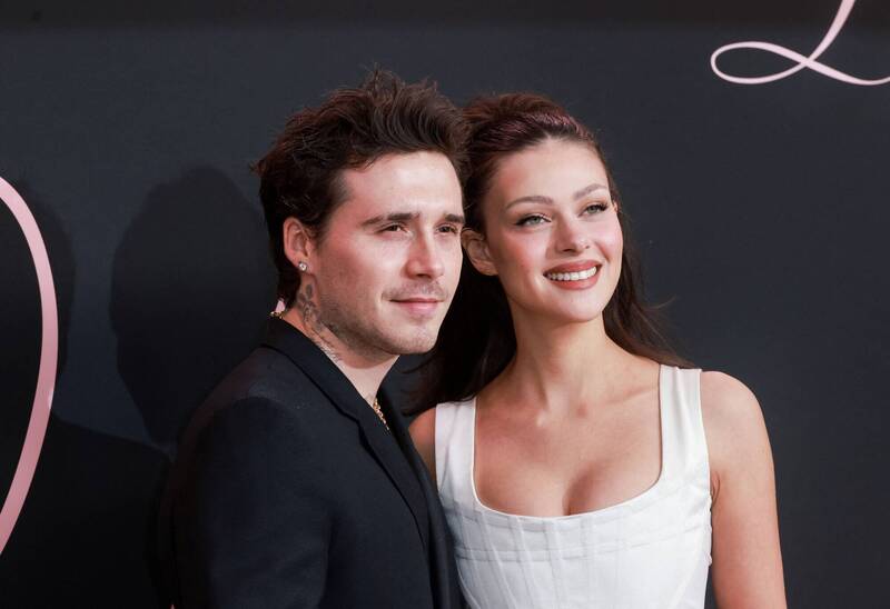 貝克漢與妻子維多莉亞傳出與媳婦妮可拉佩茲（右）關係破裂，進而導致遭長子布魯克林（左）封鎖。（法新社）