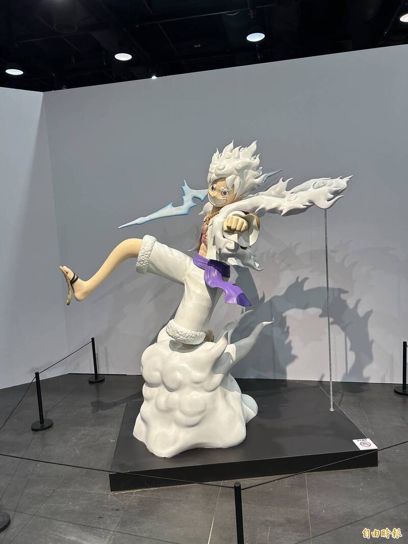 粉絲必拍五檔魯夫。（記者廖俐惠攝）