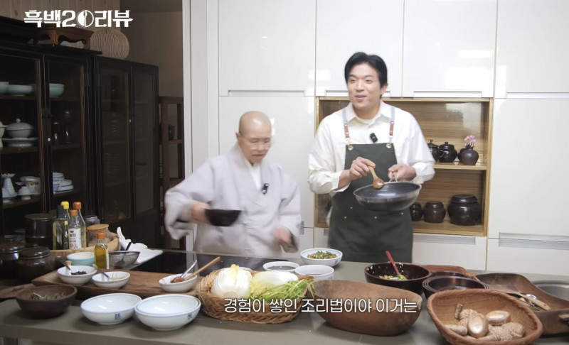 安成宰（右）和善財法師一起製作料理。（翻攝自YouTube）