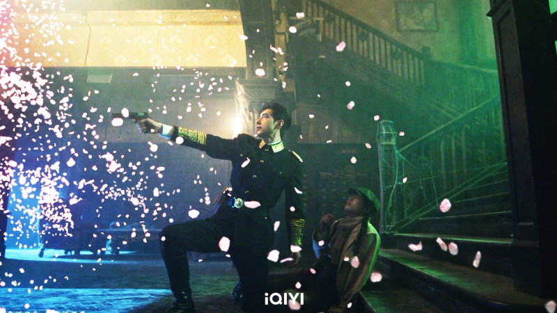 陳星旭在《軋戲》化身帥氣軍閥，於劇本殺中開槍打散鬼魂，為盧昱曉綻放煙火。（iQIYI愛奇藝國際站提供）