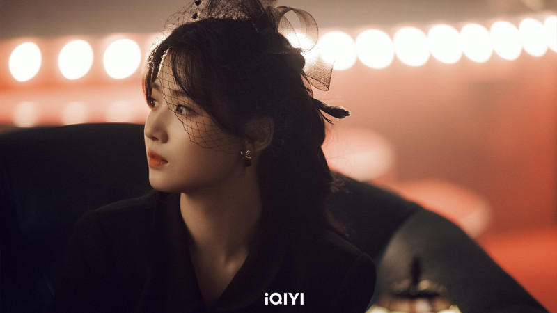 盧昱曉氣質空靈、清新，在《軋戲》造型多變。（iQIYI愛奇藝國際站提供）