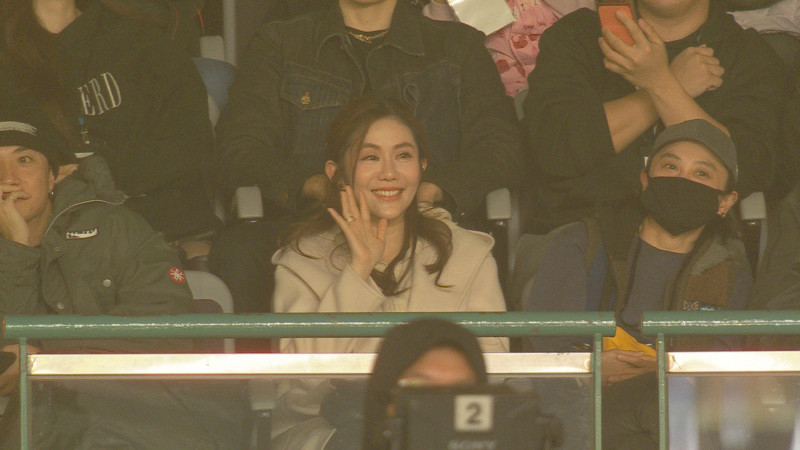 《雪天使》女主角王宇婕驚喜現身小巨蛋，看Energy演唱會。（相信音樂提供）