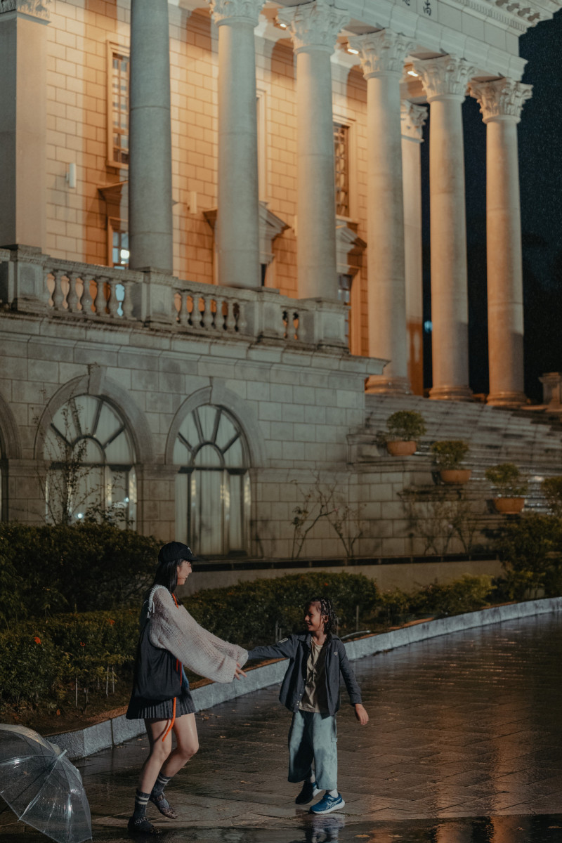 王渝萱（左）和Bio在《整形過後》飾演母子。（六魚文創提供）