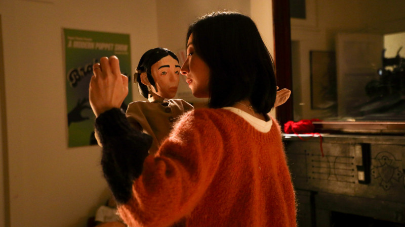 桂綸鎂在《最親愛的陌生人》中與人偶共舞。（甲上娛樂提供）