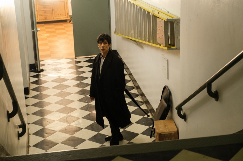 西島秀俊在《最親愛的陌生人》中追查兒子失蹤案。（甲上娛樂提供）