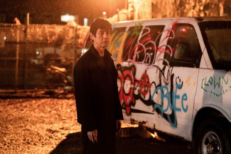 西島秀俊在《最親愛的陌生人》收斂矯健身手，呈現笨拙卻真實的打戲。（甲上娛樂提供）