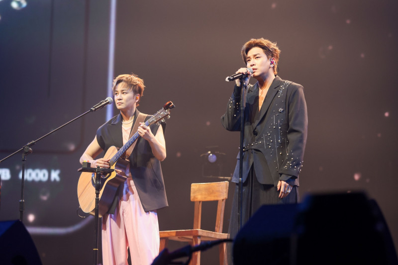 書偉（左）和阿弟吉他抒情彈唱。（相信音樂提供）