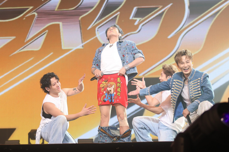 Toro（左二）露出「馬到成功」四角紅內褲逗笑粉絲。（相信音樂提供）