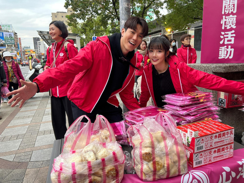 衣宸（右）、新加坡藝人兆群寒冬送暖做公益。 （心潮麗天協會 提供）