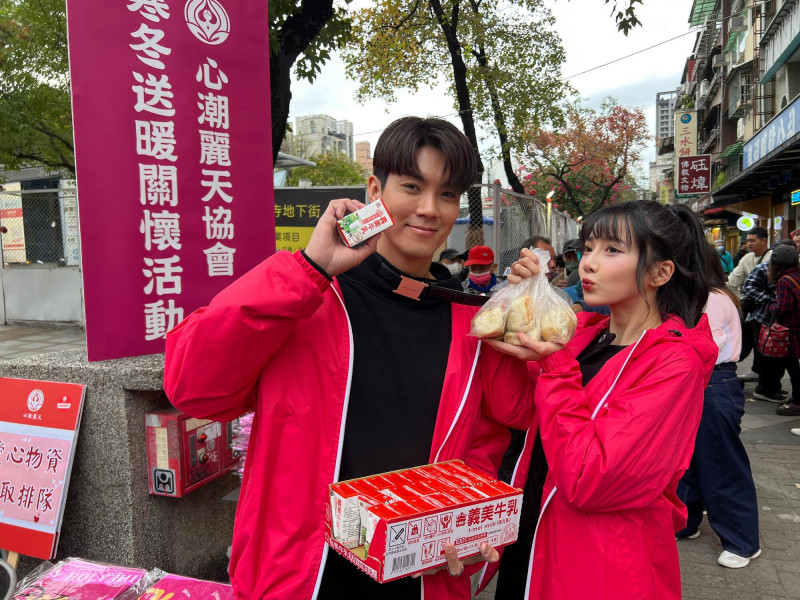衣宸（右）、新加坡藝人兆群走進街頭送暖。（心潮麗天協會提供）