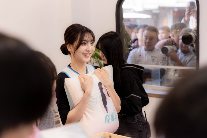 睦那京拿著抱枕給粉絲拍照。（CHEER UP提供）