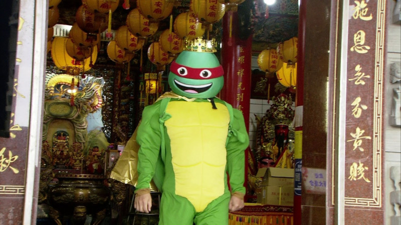 胡瓜扮成龜王。（民視提供）