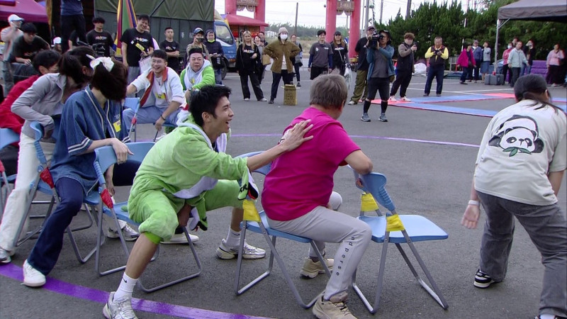 胡瓜玩遊戲一度被藝人們質疑耍賴。（民視提供）