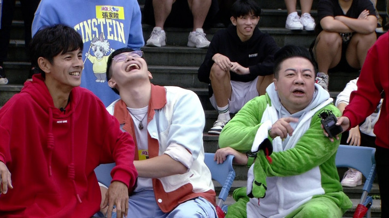 董至成連摔三次現場狂笑。（民視提供）