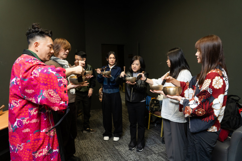 田定豐為藝人特訓。（唱戲世界娛樂提供）