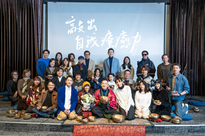 田定豐號召藝人一起體驗共振能量。（唱戲世界娛樂提供）