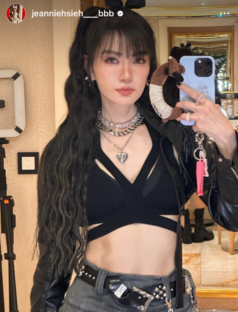 謝金燕秀馬甲線。（翻攝自IG）