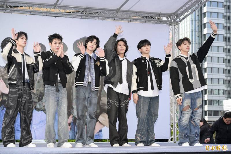 Ozone今天舉辦「我愛你們」簽唱會。（記者王文麟攝）