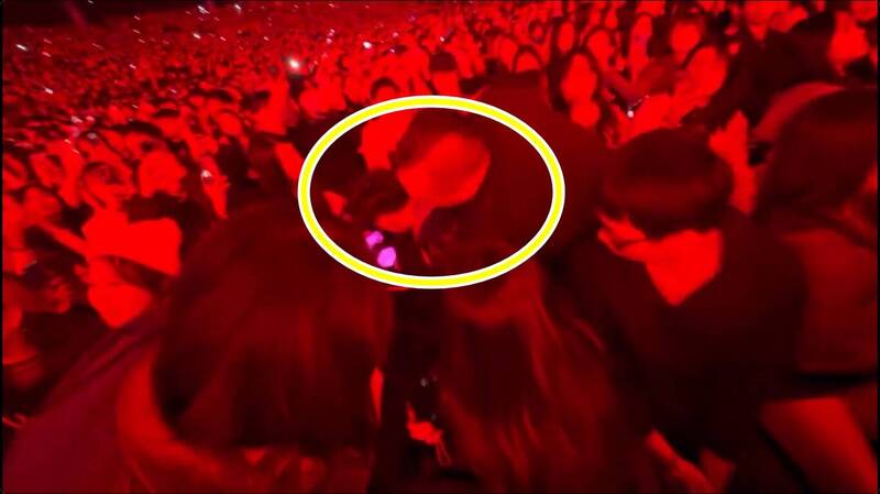 金唱片現場發生違規行為，保全上前阻止。（讀者提供）