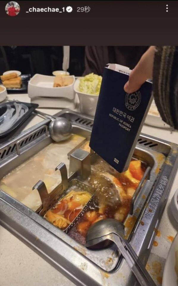 金采源在限時動態作勢要將護照丟進火鍋。（翻攝自IG）