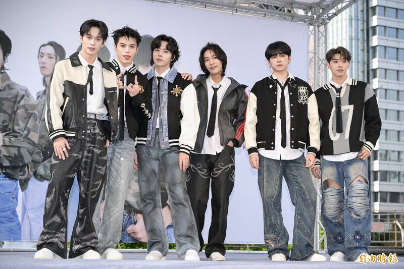 Ozone今天舉辦「我愛你們」簽唱會。（記者王文麟攝）