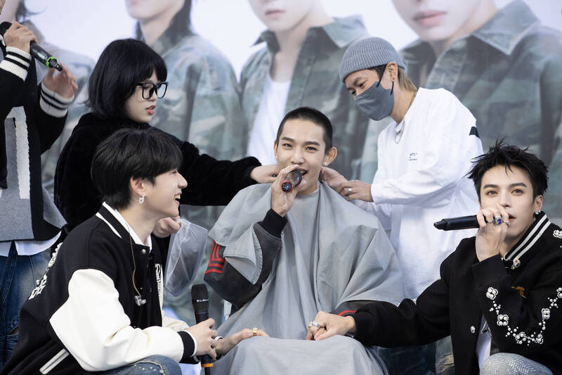 煥鈞今天現場剃頭。（索尼提供）