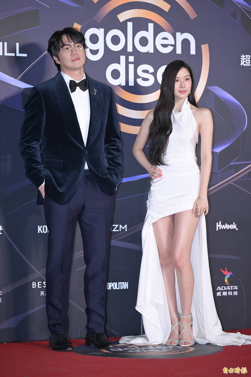 金唱片－成始璄、文佳煐。（記者王文麟攝）