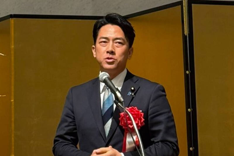 小泉進次郎面對腦洞大開的「哥吉拉或外星人入侵」相關問題，表示日本正在強化訓練中。（翻攝自X）