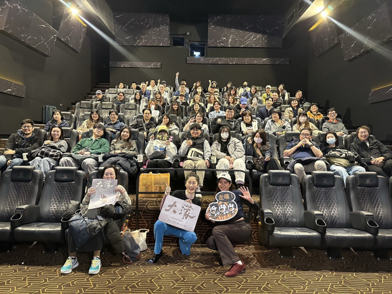 9m88（前排右）、百白上週末出席《大濛》映後，為即將到來的破億時刻提前暖身。（華文創提供）