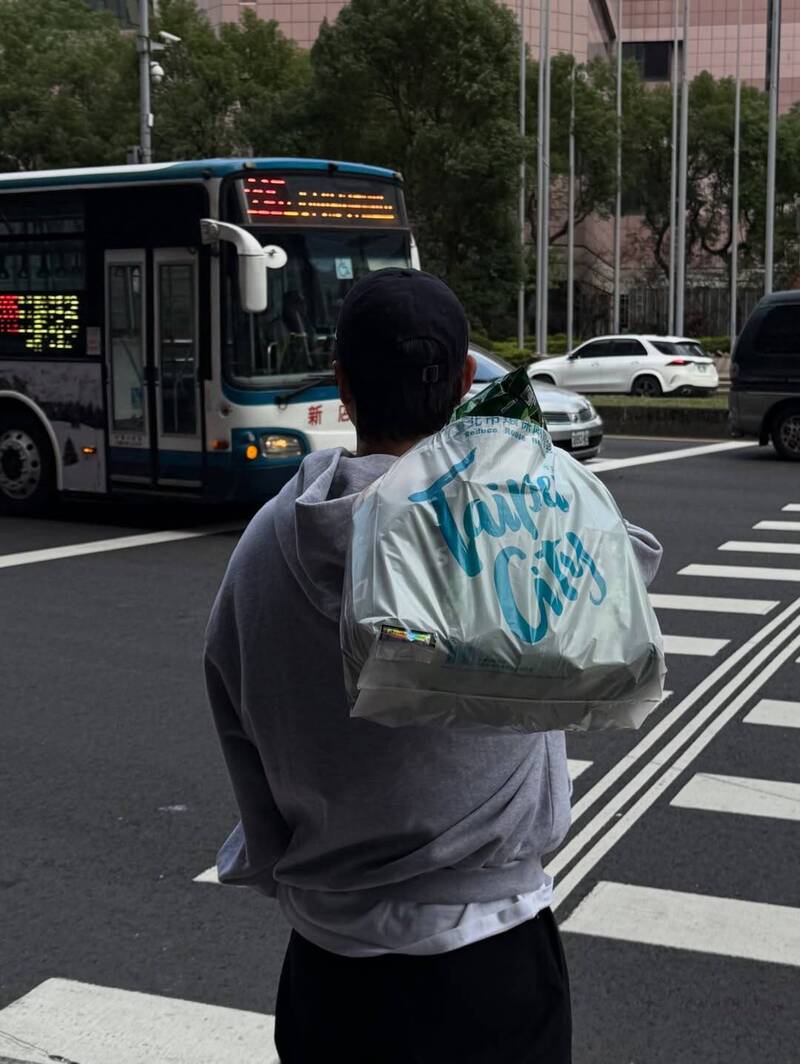 宋仲基拎著台北市兩用垃圾購物袋輕鬆漫步。（翻攝自IG）