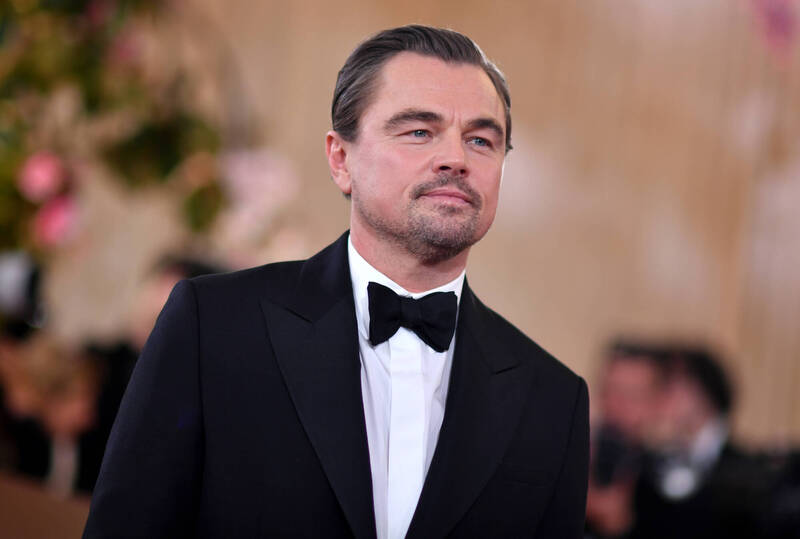 金球獎／主持人踩線秒道歉！李奧納多被虧「愛吃25歲嫩妹」反應曝光