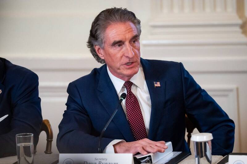 美國內政部長柏根（Doug Burgum）語出驚人，宣稱歐洲應為美國接管格陵蘭「歡呼」，並拋出以50億美元收購該島的構想。圖為柏根9日在白宮出席會議。（彭博資料照）