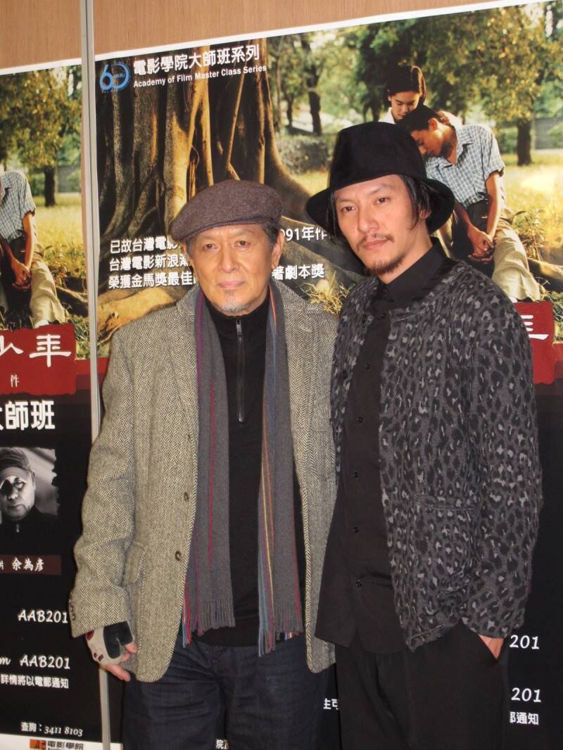 張震（右）稱父親張國柱很有男子氣概。（資料照，香港星島日報提供）