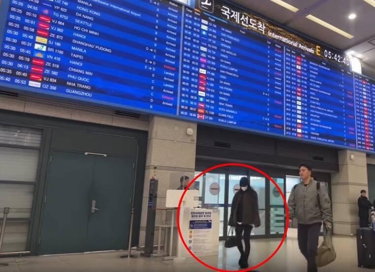 Jennie（紅圈處）參加完金唱片返韓，卻沒人認出平靜走出機場。（翻攝threads）