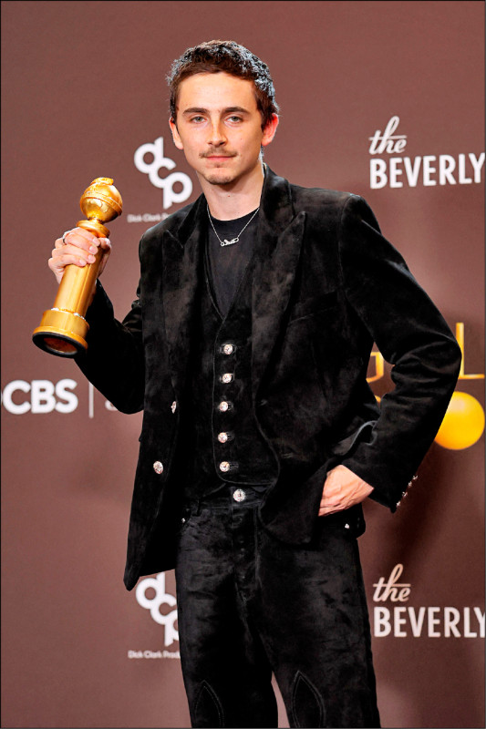 提摩西夏勒梅憑《橫衝直闖》獲得金球獎音樂或喜劇類影帝，成為該獎最年輕得主。（法新社）