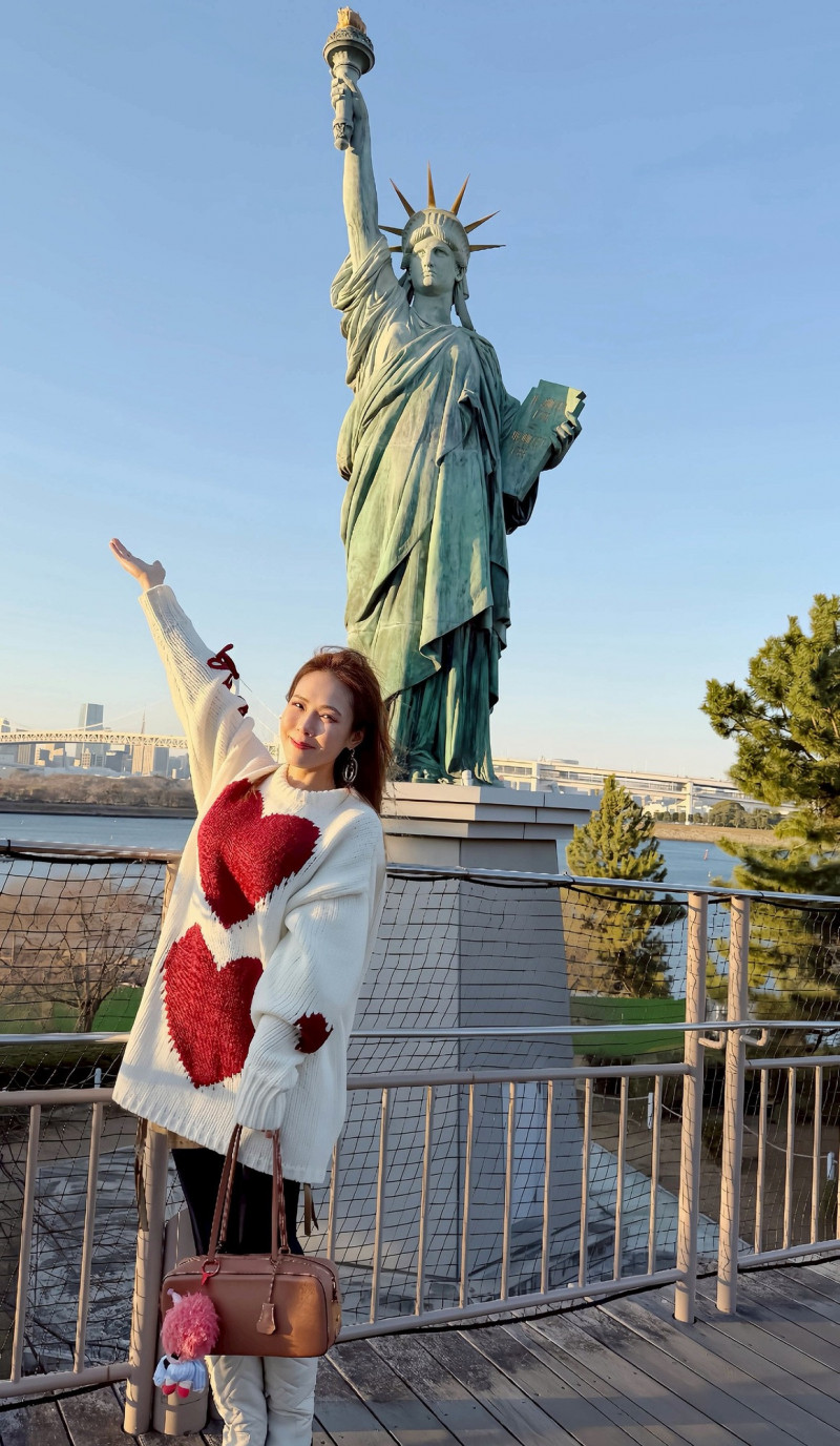 吳申梅東京慶功不忘血拚。（喜上梅梢娛樂提供）