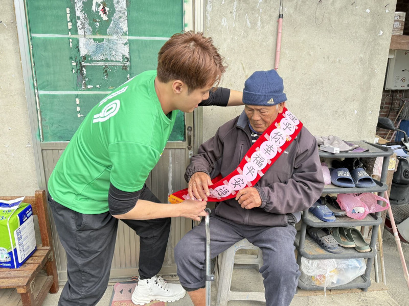 張睿家探望慰問林奶奶和丈夫。（創世台中院提供）