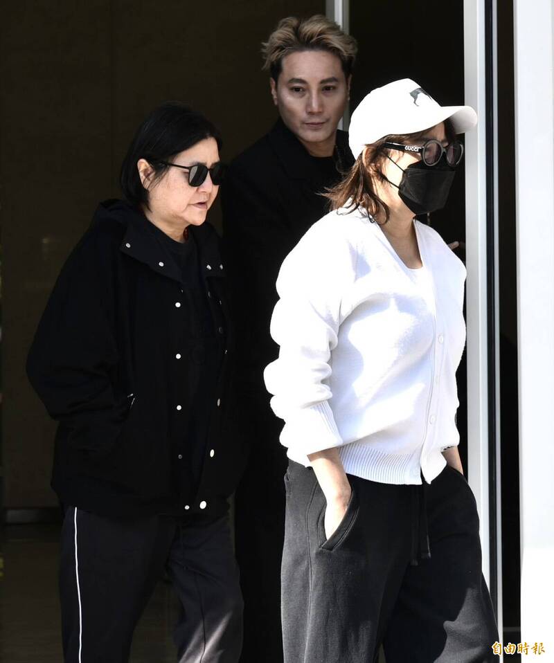 邱瓈寬、藍心湄都有到靈堂弔唁。（記者陳奕全攝）