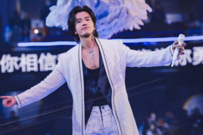 言承旭哭了！自爆跌倒被誤解 倔強站在台上「我沒有逃跑」