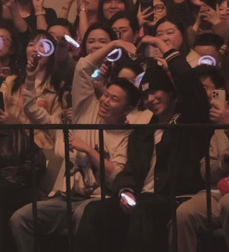 林書豪（右）和歐陽靖對著台上的吳建豪比出大愛心。（翻攝自臉書）