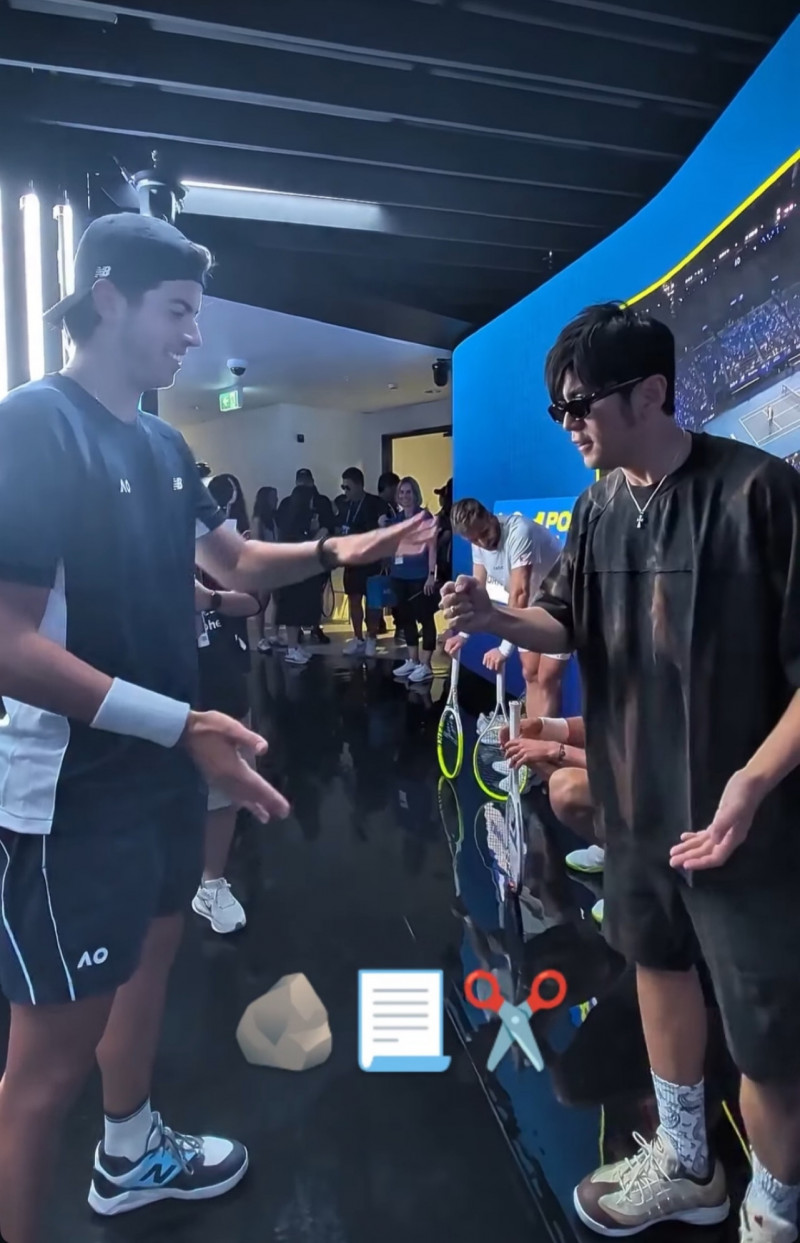 周杰倫現身澳網先會球王主播介紹他「台灣歌手」 猜拳選攻守輸了