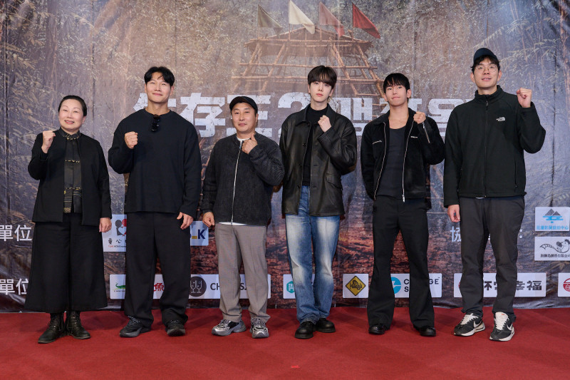 花蓮縣長徐榛蔚（左起）迎接《生存王2》金鍾國、金炳萬、金泳勳、陸俊書、韓國朝鮮TV總導演尹志浩。（童心娛樂提供）