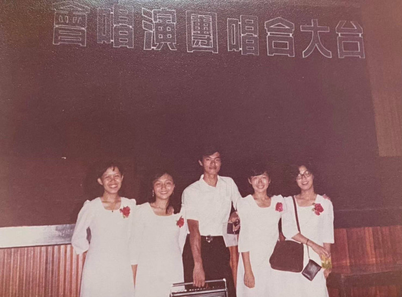 鄭怡（左二）曾是台大合唱團成員。（星光娛樂提供）