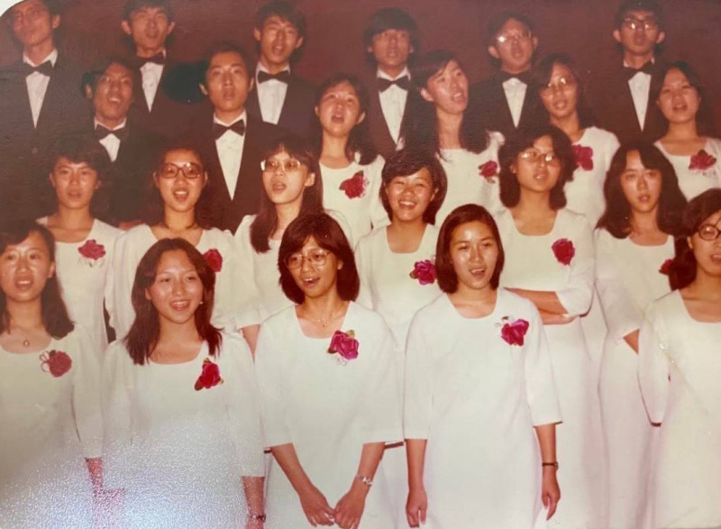 鄭怡（前排左二）讀台大時參加合唱團演出。（星光娛樂提供）