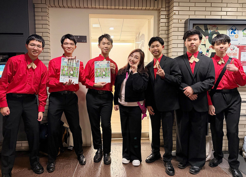 鄭怡為台大合唱團學弟們打氣。（星光娛樂提供）