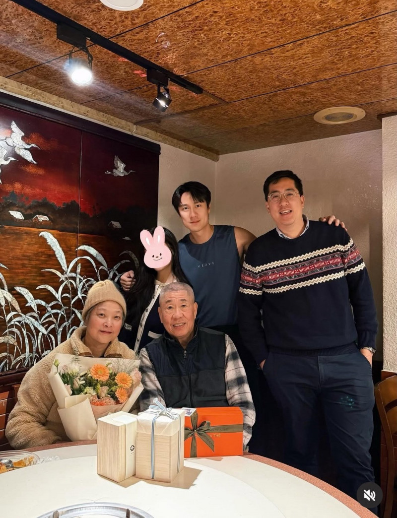 劉書宏（後排中）幫媽媽慶生，女友（後排左）也加入家庭溫馨聚會。（翻攝自IG）