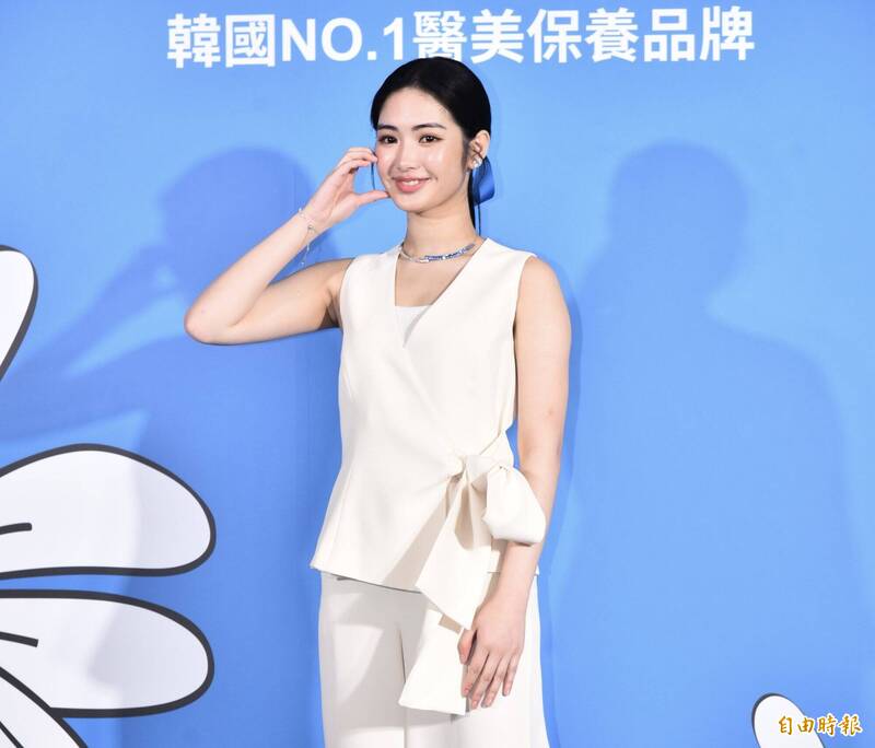 擁有敏感肌膚的雷嘉汭，介紹產品十分有說服力。（記者陳奕全攝）